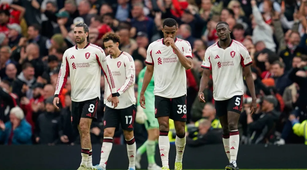 لاعبو ليفربول ومشهد تكرر كثيراً في موسم مخيب للفريق (أ.ب)