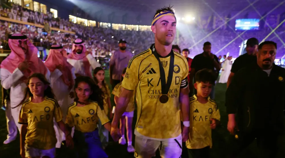 Al-Nassr taraftarları, takımın Suudi Arabistan Ligi şampiyonluğunu kazanmasının ardından Cristiano Ronaldo ile birlikte kutlama yapıyor (Reuters)