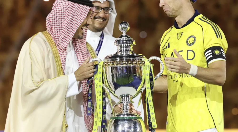 الأمير عبدالعزيز الفيصل وزير الرياضة يسلم الكأس لرونالدو (تصوير: عبدالعزيز النومان)