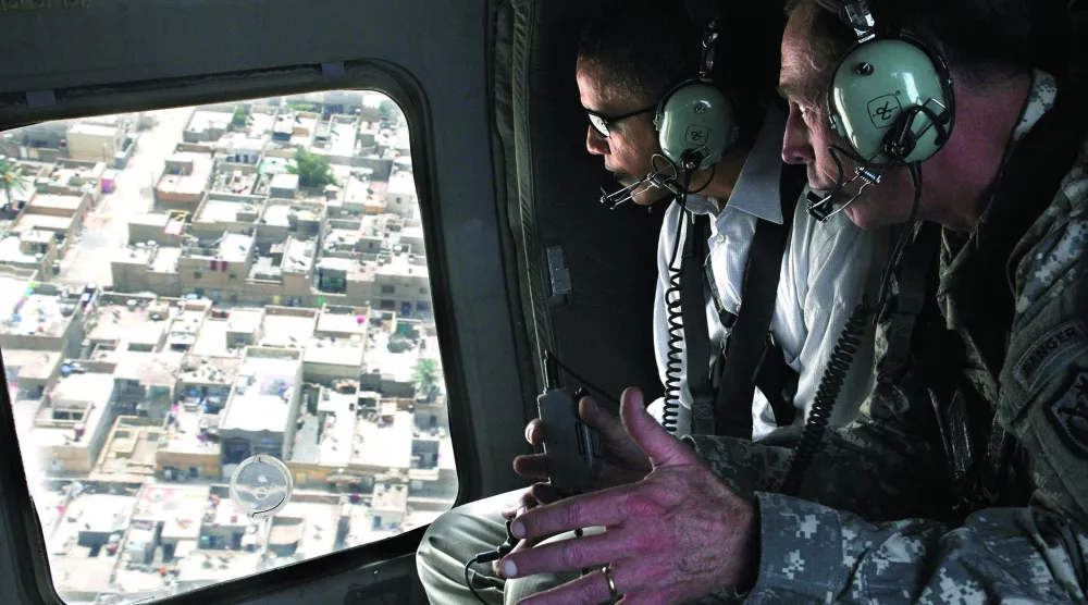 
صورة نشرها «البنتاغون» عام 2008 لديفيد بترايوس وهو يشرح لباراك أوباما عندما كان سيناتوراً خطة لتأمين مدينة الصدر شرق بغداد خلال جولة فوق المدينة