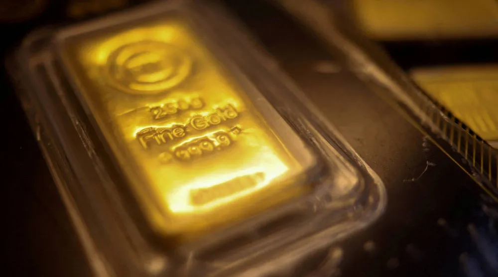 سبيكة ذهبية داخل متجر للمجوهرات في سوق الذهب بشارع المعز بالقاهرة القديمة (رويترز)