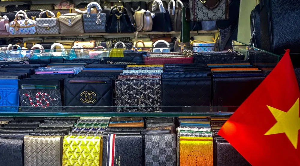 بضائع معروضة للبيع بينها حقائب يد في متجر بمدينة هو تشي منه - فيتنام 10 مايو 2025 (رويترز)
