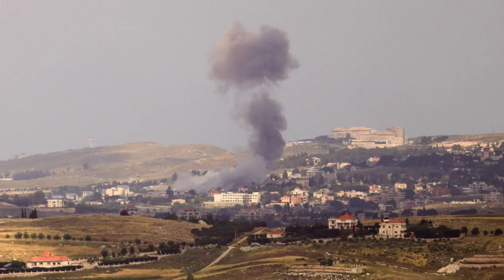 صورة ملتقطة في 21 مايو 2026 تظهر دخاناً يتصاعد من موقع غارة إسرائيلية استهدفت قرية ميفدون جنوب لبنان (أ.ف.ب)