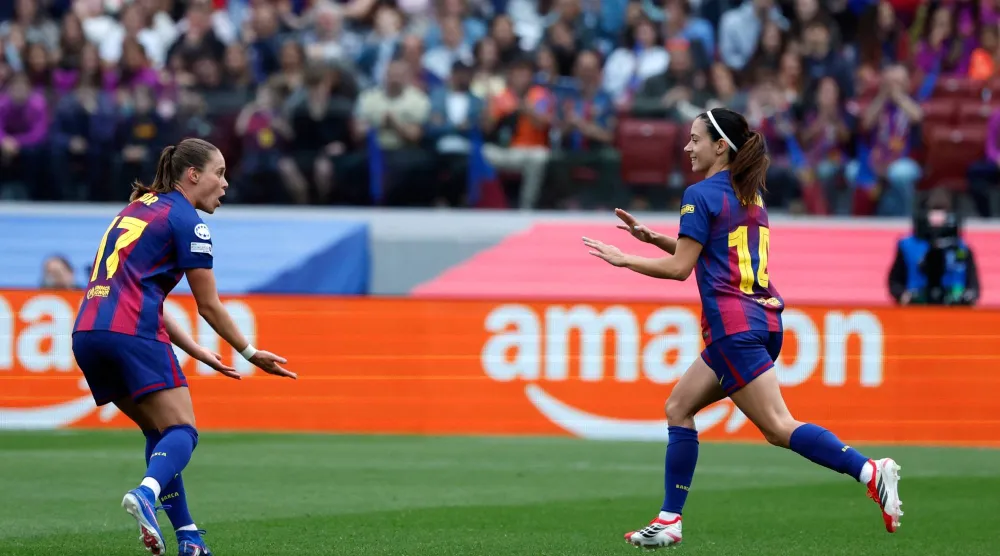 ثنائي سيدات برشلونة أيتانا بونماتي وأليكسيا بوتياس تستعدان للمجد القاري (أ.ب)