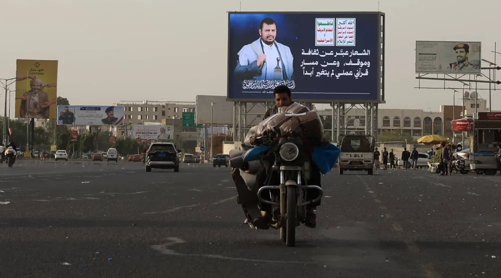 لوحة إعلانات ضخمة في صنعاء نصبها الحوثيون لحمل صورة زعيمهم (إ.ب.أ)