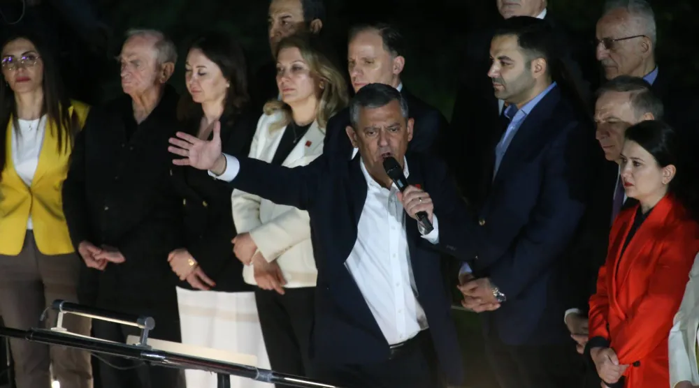 رئيس حزب «الشعب الجمهوري» أوزغور أوزيل متحدثاً أمام حشد من أنصار الحزب عقب قرار المحكمة بعزله مؤقتاً من رئاسته (إ.ب.أ)