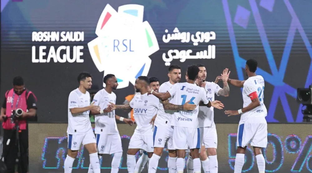 لاعبو الهلال يحتفلون بهدف الفوز على الفيحاء في المباراة الأخيرة (تصوير: سعد العنزي)