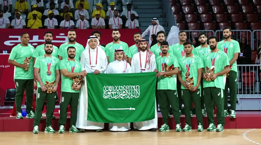 لحظة تتويج فريق اليد السعودي بالبرونزية الخليجية (الشرق الأوسط)