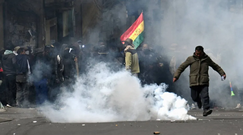 قنبلة غاز مسيل للدموع أطلقتها الشرطة باتجاه متظاهرين ضد الرئيس البوليفي في لاباز (رويترز)