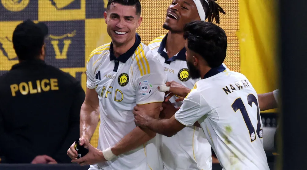 احتفال البرتغالي كريستيانو رونالدو مهاجم النصر مع زملائه (أ.ف.ب)