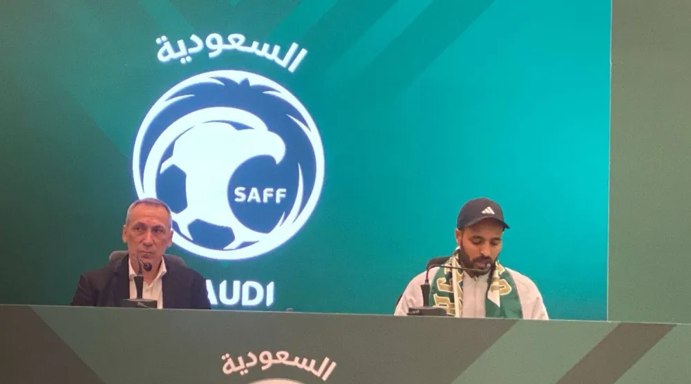 اليوناني دونيس في المؤتمر الصحافي الخاص للمنتخب السعودي (الشرق الأوسط)