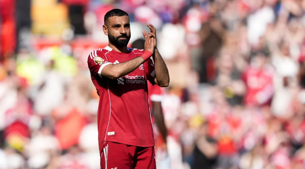 المصري محمد صلاح لاعب ليفربول يحيّي الجماهير (د.ب.أ)
