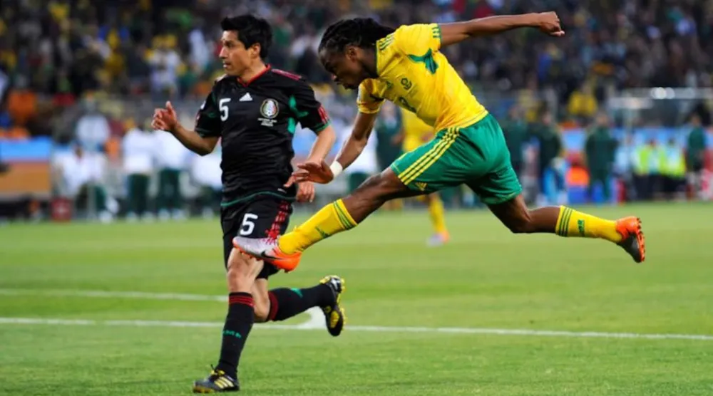 منتخبا المكسيك وجنوب أفريقيا خلال المباراة الافتتاحية لكأس العالم 2010 (رويترز)