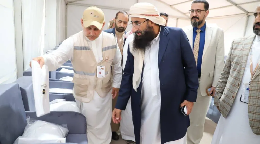 وزير الأوقاف والإرشاد اليمني خلال تفقده مخيمات حجاج بلاده في المشاعر المقدسة (الأوقاف اليمني)
