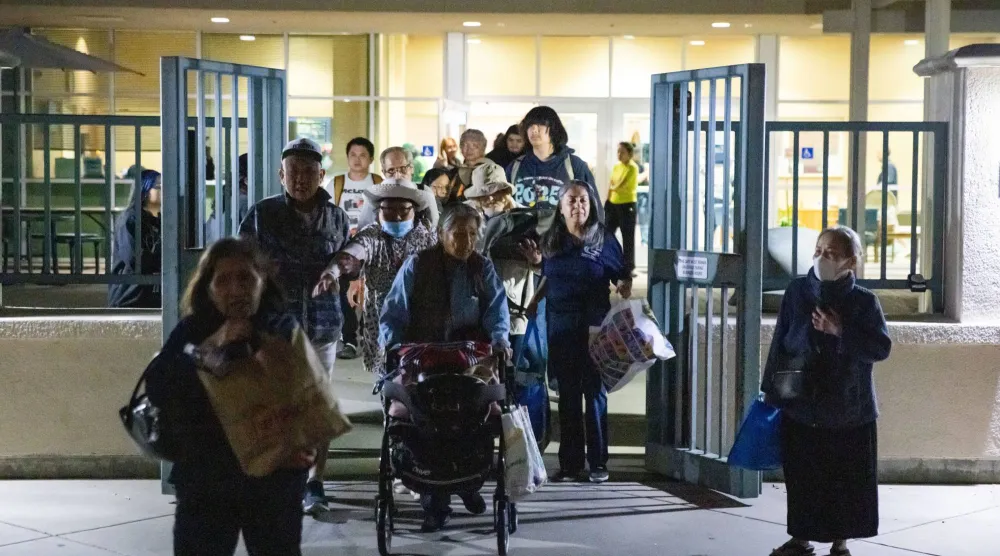 أشخاص تم إجلاؤهم جراء التسرب الكيميائي في مقاطعة أورانج بولاية كاليفورنيا (أ.ب)