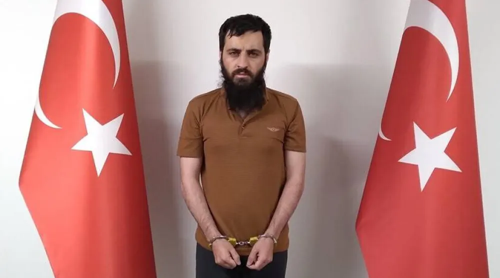 صورة موزعة من المخابرات التركية للإرهابي عمر دينيز دوندار عقب القبض عليه في سوريا وإحضاره إلى تركيا (إعلام تركي)
