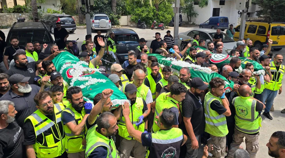 مشيعون يحملون نعوش ضحايا قتلوا بغارات إسرائيلية في جنوب لبنان الجمعة (أ.ف.ب)