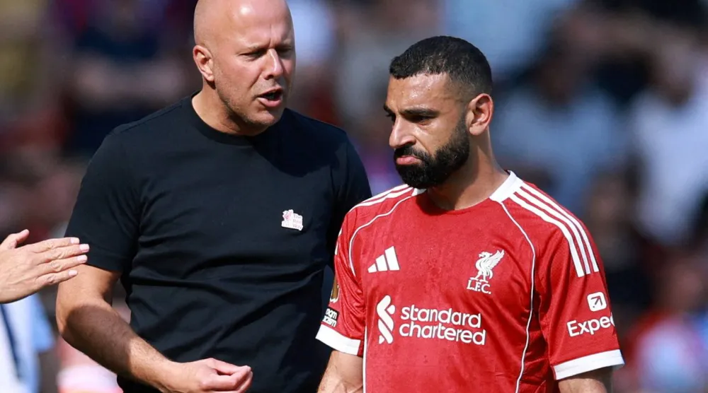 محمد صلاح مع مدرب ليفربول آرني سلوت (رويترز)