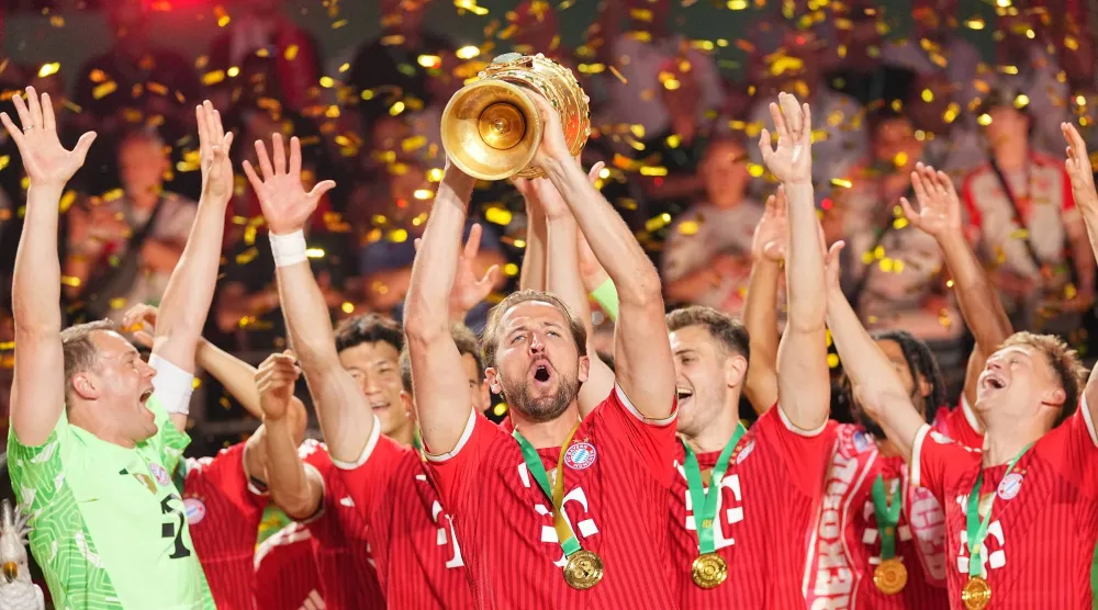 كين يرفع كأس ألمانيا عالياً (أ.ب)