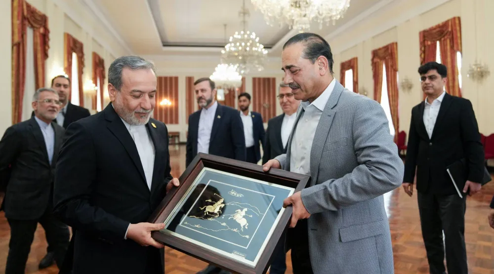 الوزير عباس عراقجي يهدي «لوحة تذكارية» إلى المشير عاصم منير قبل اختتام زيارته طهران (الخارجية الإيرانية)