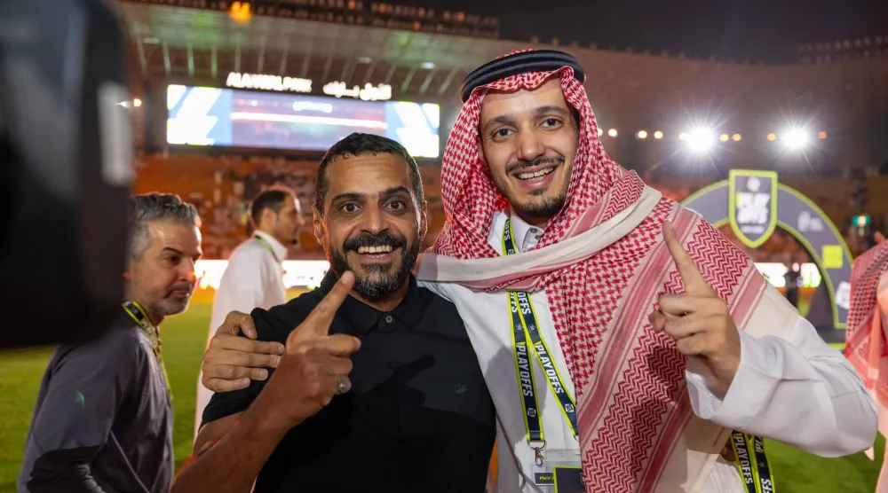 خالد العطوي مدرب الفريق مع الأمير خالد بن محمد رئيس مجلس الإدارة (نادي الدرعية)