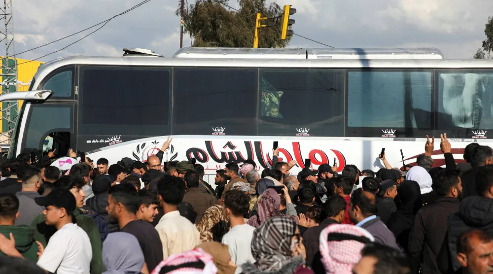 تجمُّع أهالي المعتقلين المنتسبين لـ«قسد» في الحسكة يوم 11 أبريل بعد إطلاق سراح ذويهم بموجب اتفاق مع الحكومة السورية (رويترز)