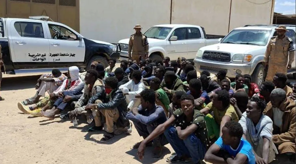 جانب من المهاجرين غير النظاميين السودانيين والتشاديين بعد إنقاذهم من الصحراء الجنوبية 23 مايو (جهاز مكافحة الهجرة بشرق ليبيا)