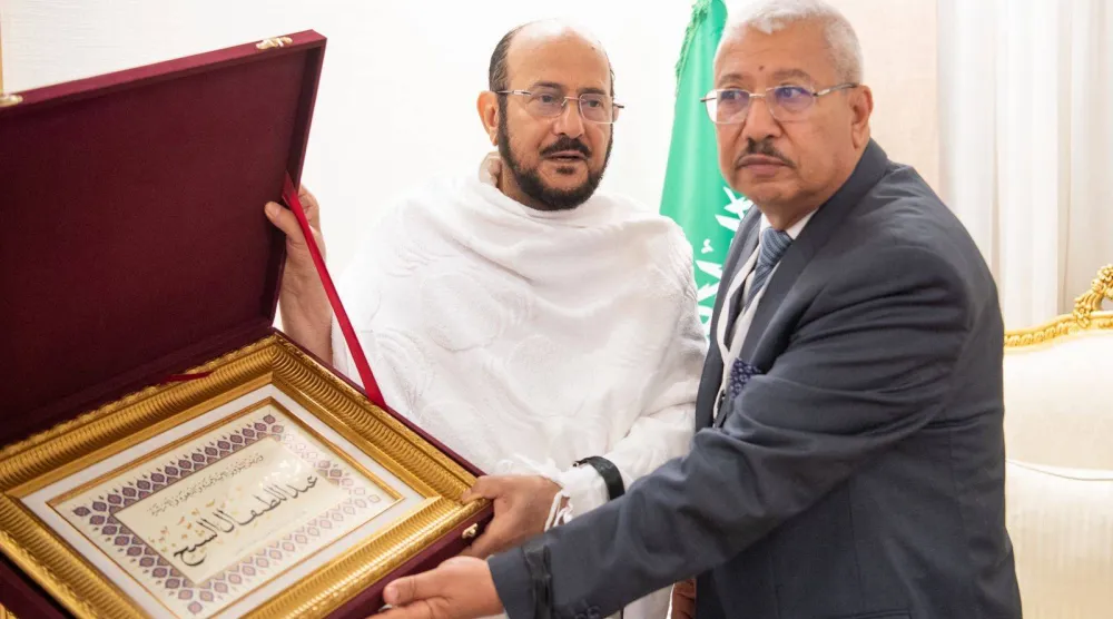 وزير الشؤون الإسلامية والدعوة والإرشاد السعودي خلال استقباله عدداً من الشخصيات الإسلامية في مشعر منى (الشرق الأوسط)