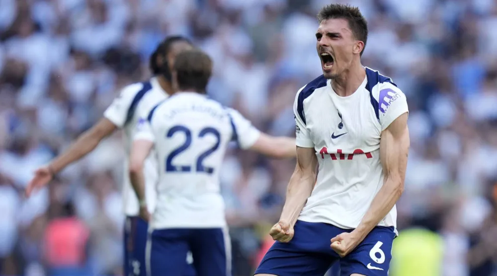 جواو بالينيا لاعب توتنهام يحتفل بتسجيله الهدف (د.ب.أ)