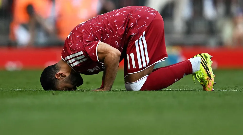 صلاح وسجدة أخيرة في أنفيلد (أ.ف.ب)