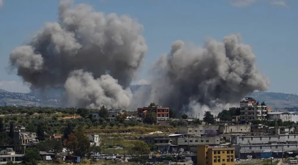 İsrail bombardımanının hedefi olan Lübnan'ın güneyindeki Nabatiye kentinden dumanlar yükseliyor (AFP)