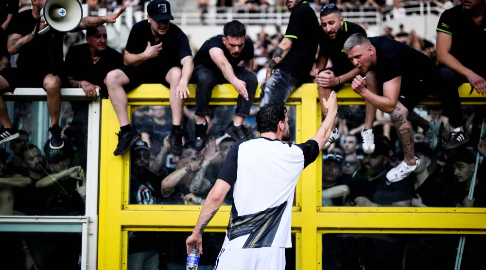 لوكاتيلي لاعب يوفنتوس يتحدث إلى الجماهير عقب وقوع اضطرابات بين المشجعين قبل المباراة (رويترز)