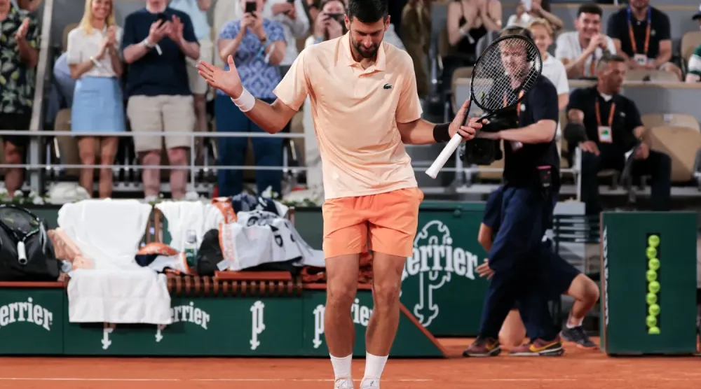 Sırp tenisçi Novak Djokovic, erkekler tekler ilk tur maçının ardından zaferini kutluyor. (AFP)