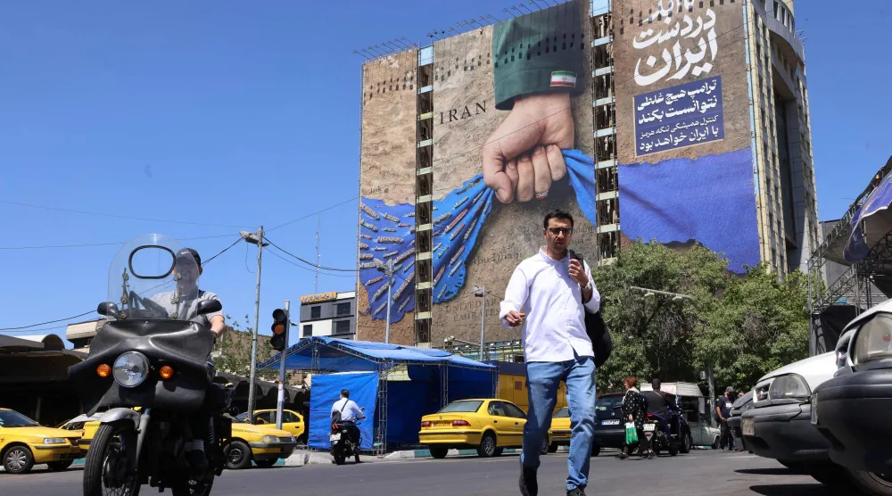 لوحة إعلانية في شوارع طهران (أ.ف.ب)