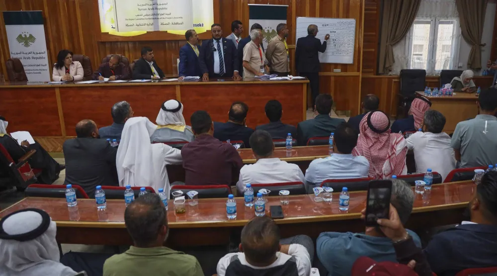 مسؤولو الانتخابات يفرزون الأصوات خلال انتخابات برلمانية في الحسكة شمال شرق سوريا يوم 24 مايو 2026 (أ.ب)