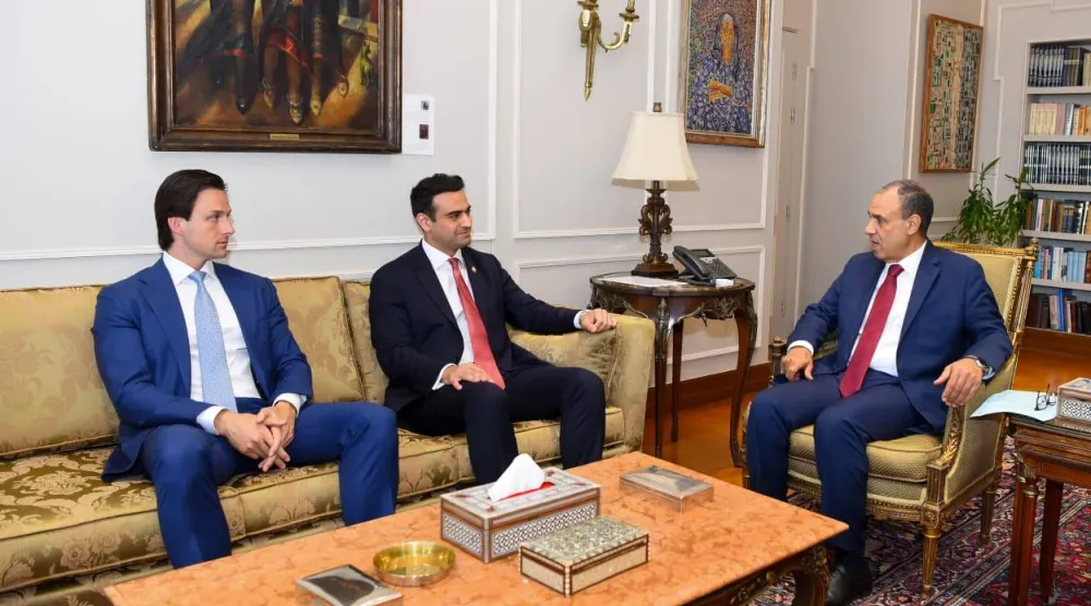 محادثات وزير الخارجية المصري وعضو «لجنة الخدمات العسكرية» بمجلس النواب الأميركي في القاهرة يوم الاثنين (صفحة الخارجية على «فيسبوك»)