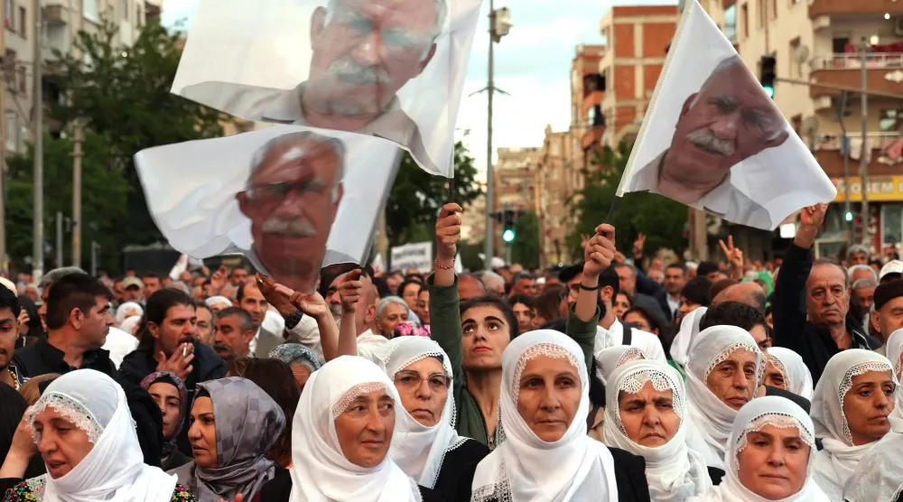 أكراد نظموا مسيرة بمدينة ديار بكر جنوب شرقي تركيا يوم 15 مايو 2026 للمطالبة بإطلاق سراح زعيم «حزب العمال الكردستاني» عبد الله أوجلان (رويترز)