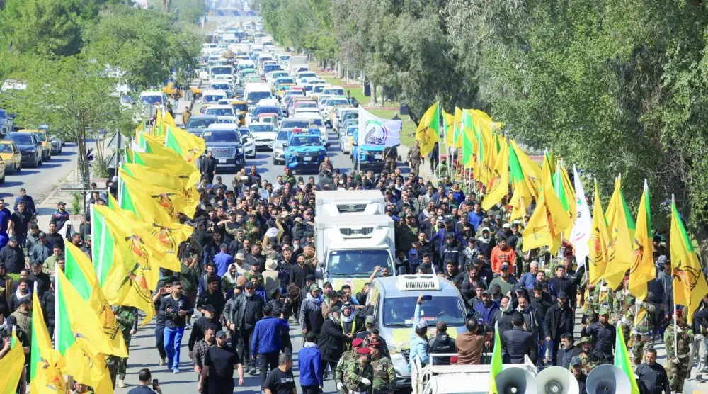 Bağdat’ta, Suriye sınırındaki el-Kaim’de Halk Seferberlik Güçleri karargahını hedef alan hava saldırısında hayatını kaybeden Ketaib Hizbullah mensupları için cenaze töreni düzenlendi, 2 Mart 2026. (Reuters)