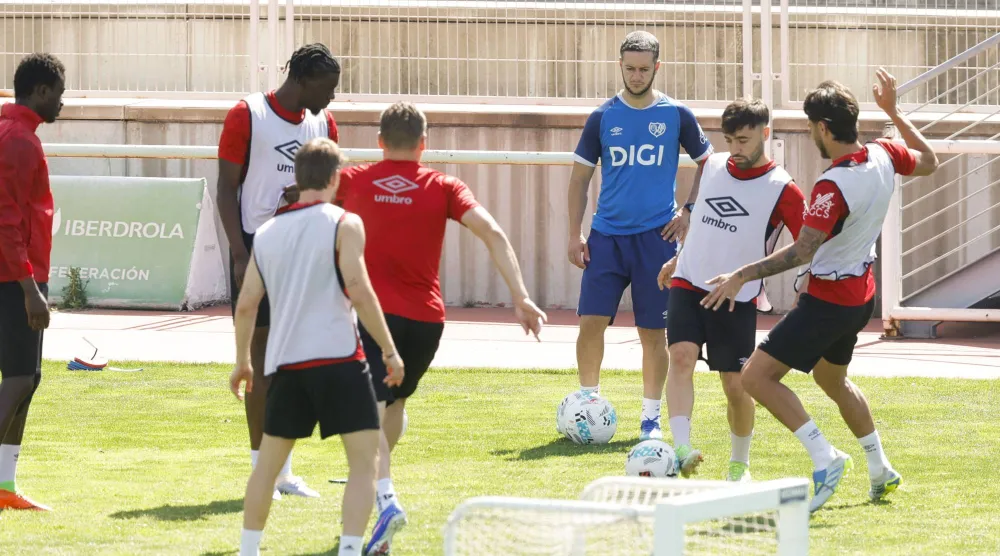 لاعبو رايو فايكانو يستعدون لنهائي دوري المؤتمر الأوروبي (إ.ب.أ)
