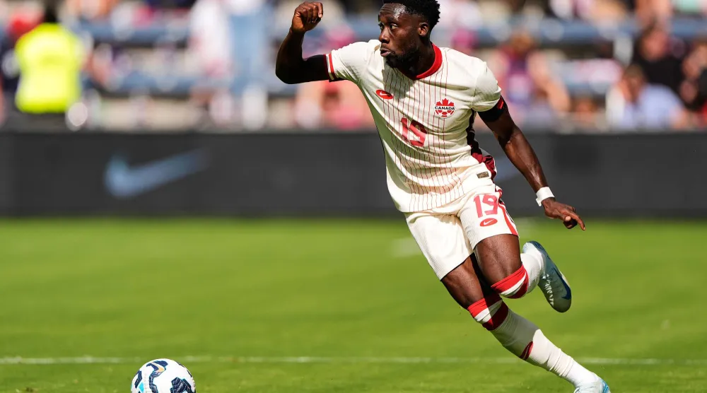 ألفونسو ديفيز لاعب بايرن ميونيخ ومنتخب كندا (أ.ب)