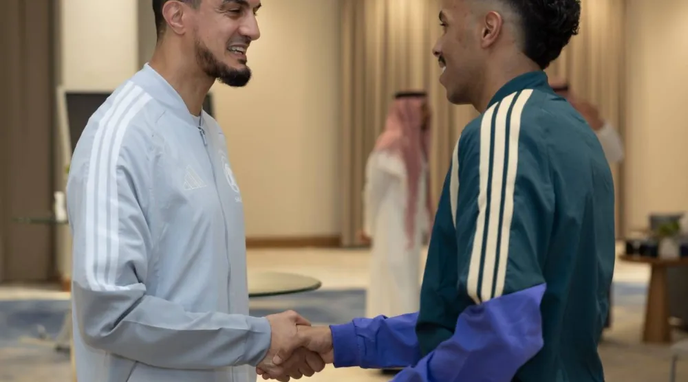 المفرج يصافح الجوير في معسكر التجمع بالرياض قبل المغادرة إلى أميركا (المنتخب السعودي)