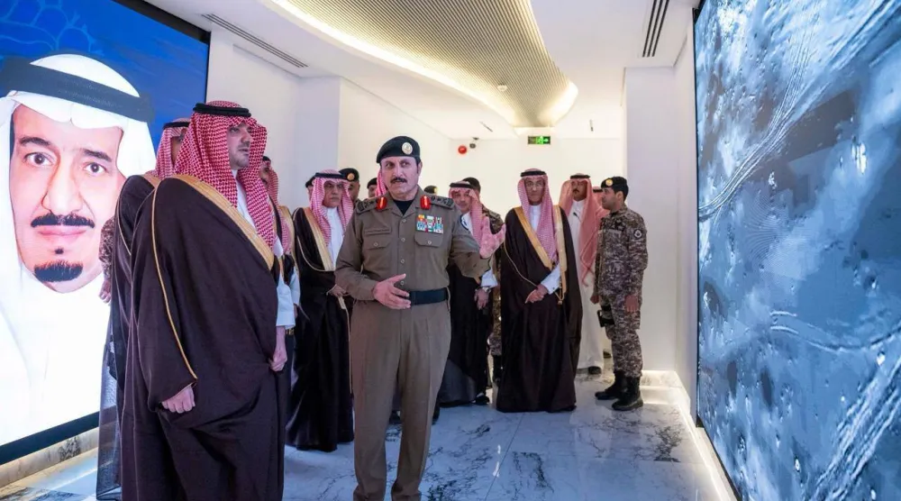 الأمير عبد العزيز بن سعود بن نايف يطلع على سير العمل في مركز القيادة والسيطرة لأمن الحج (الداخلية)