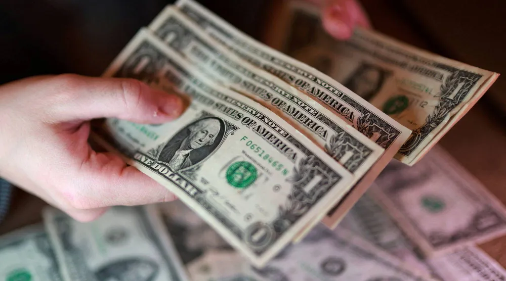 أوراق نقدية من فئة الدولار الأميركي (رويترز)