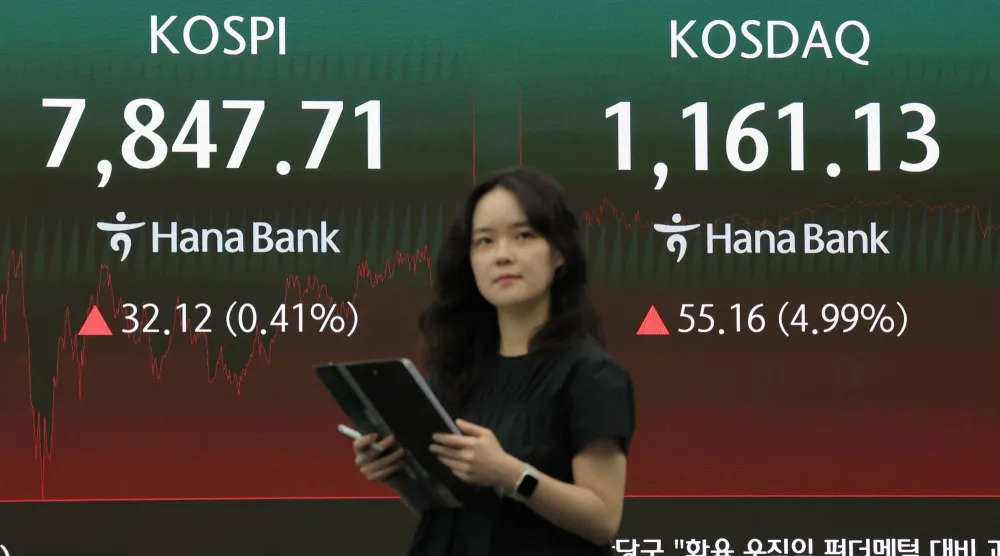 شاشة بيانات مالية في غرفة تداول بنك هانا تظهر مؤشر أسعار الأسهم الكوري المركب «كوسبي» (إ.ب.أ)
