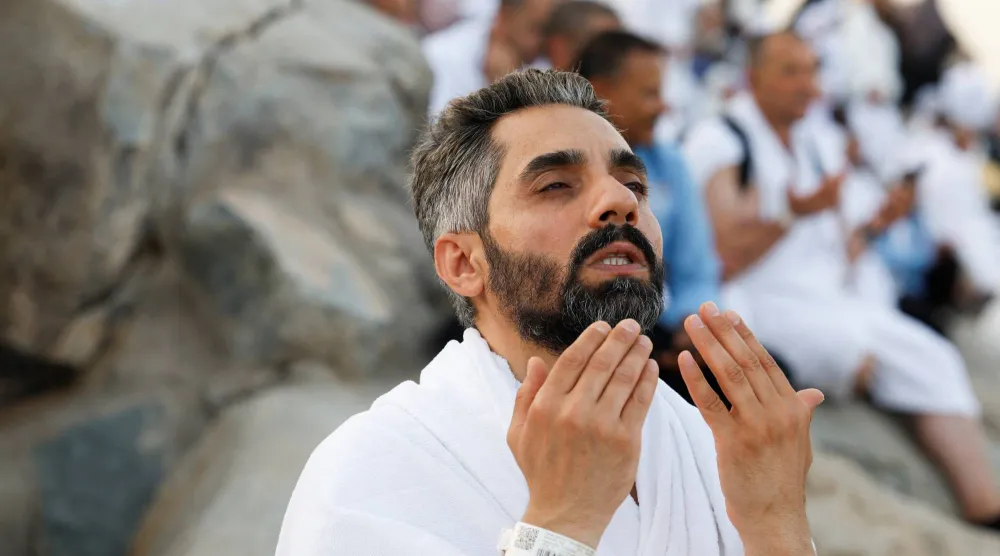 أحد الحجاج خلال الدعاء في مشعر عرفات (رويترز)