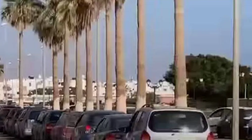 طابور سيارات بالقرب من إحدى محطات الوقود في درنة شرق ليبيا في تسجيل مصور نقلته وسائل إعلام محلية