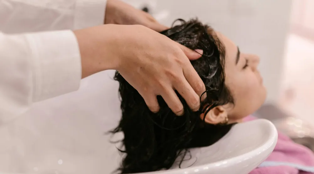 تقليل غسل الشعر يمكن أن يساهم في الحد من دهنيته (بيكسلز)