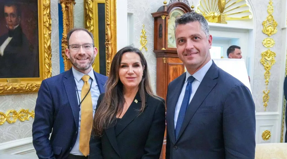السفيرة اللبنانية لدى الولايات المتحدة ندى حمادة معوض تتوسط مساعد الرئيس الأميركي دونالد ترمب نائب مستشار الأمن القومي مايكل نيدهام والمسؤول بمجلس الأمن القومي آندي بايكر (خاص)