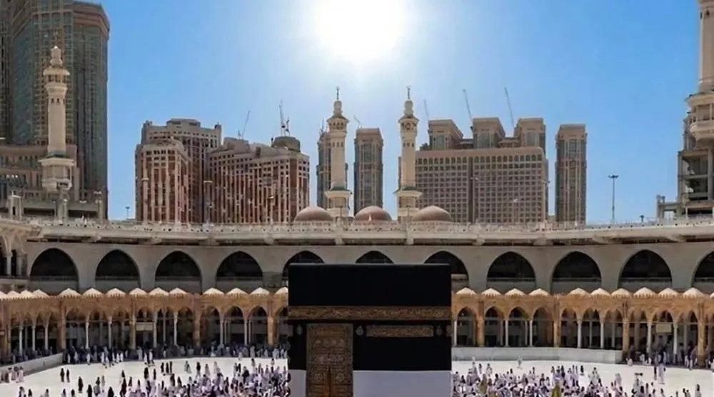 During the moment of alignment, shadows cast by vertical objects in Makkah’s surroundings nearly disappear as sunlight falls almost perpendicularly on the surface. (SPA)