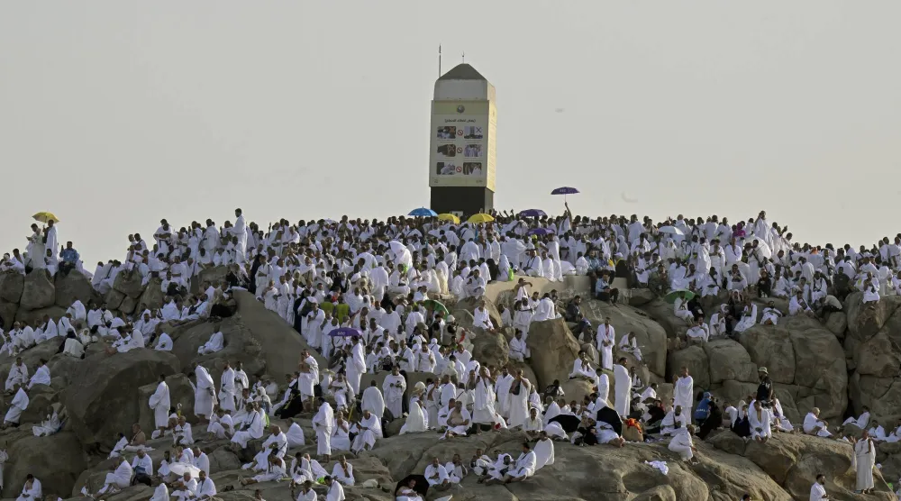 الحجاج يقفون على صعيد عرفات صباح الثلاثاء التاسع من ذي الحجة (تصوير: بشير صالح)